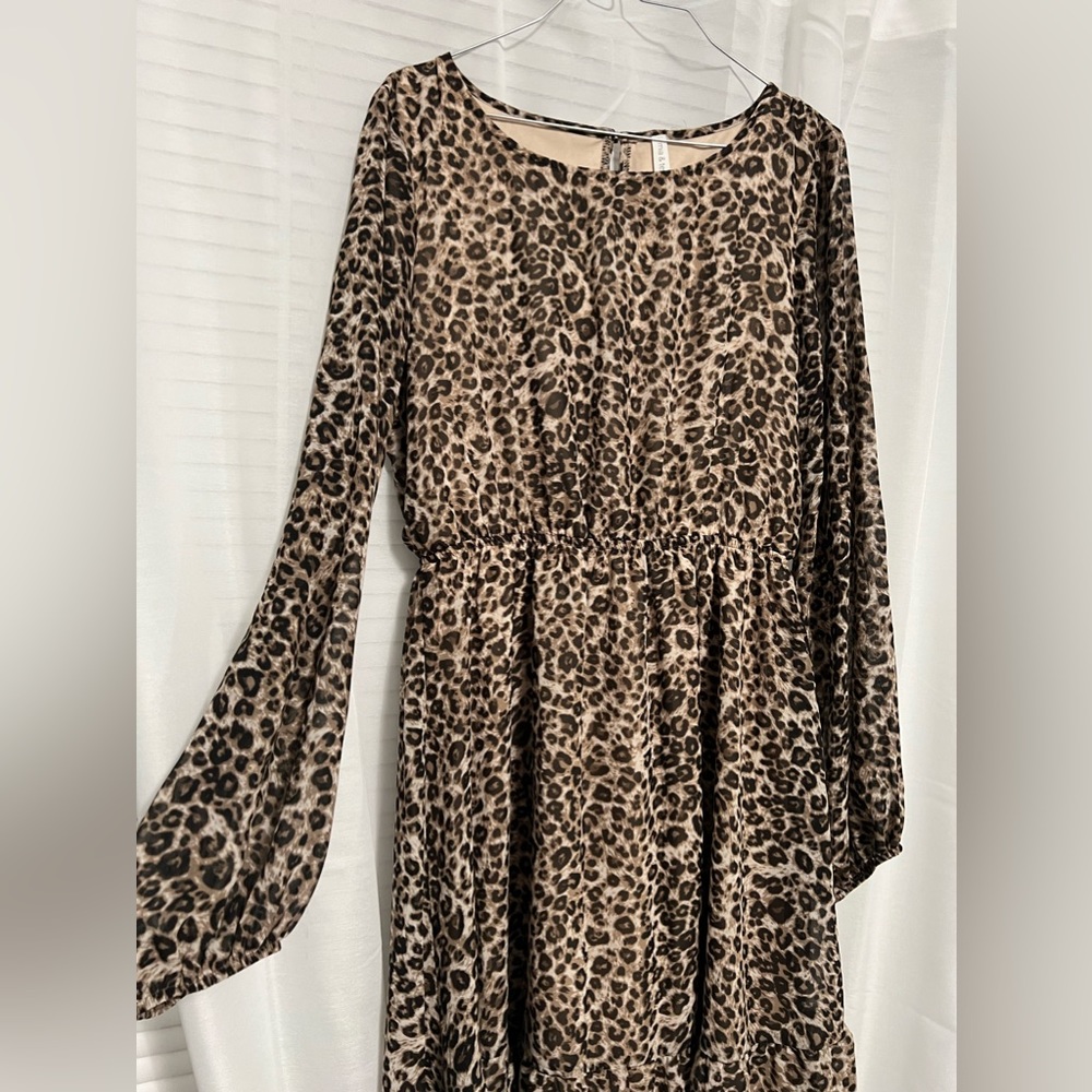 Never worn it’s a beautiful leopard print Perfect for fall